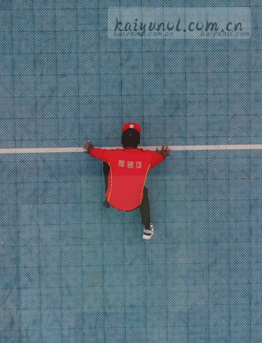 球员正高速带球，绿茵场上比分2:1领先。